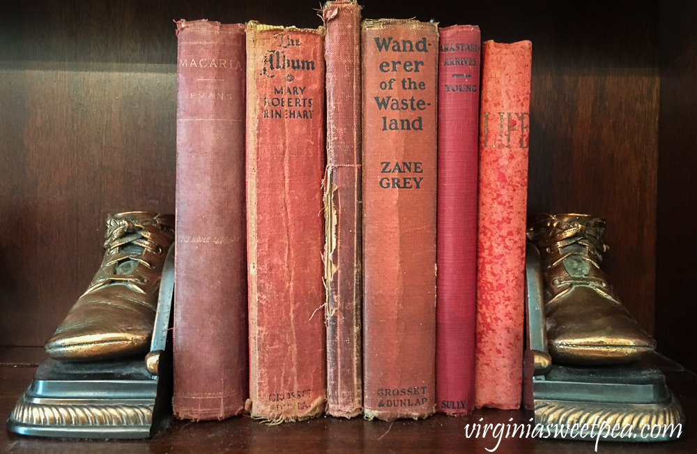 Decorating Ideas using Vintage Books - Sweet Pea